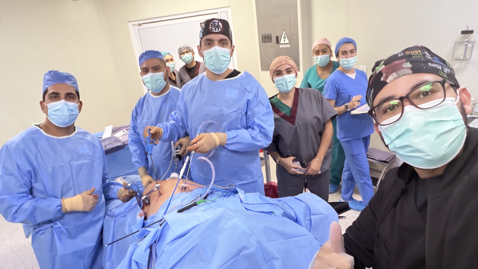 Dr. Gerardo Dávalos en quirófano