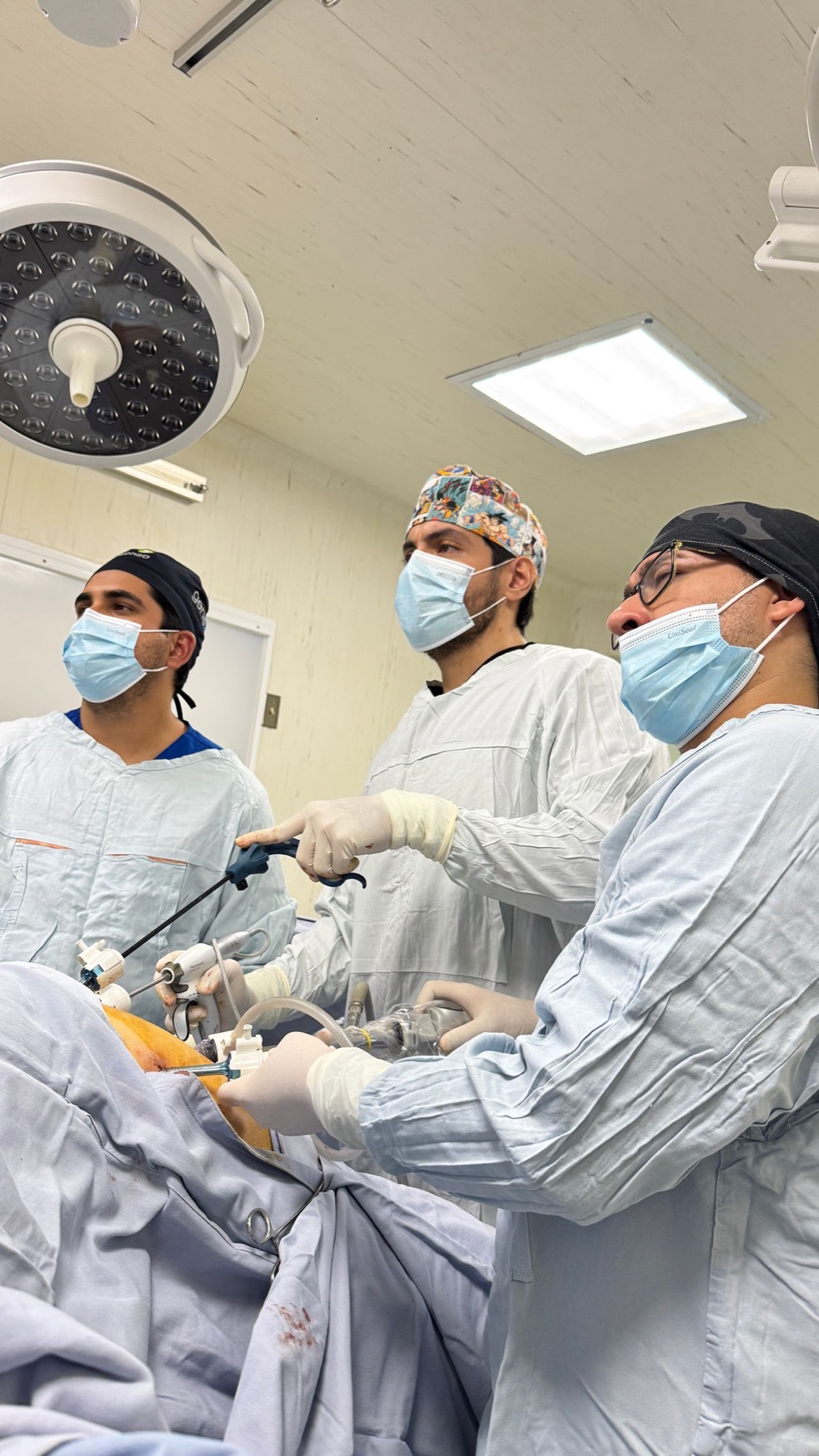 Dr. Gerardo Dávalos en cirugía laparoscópica