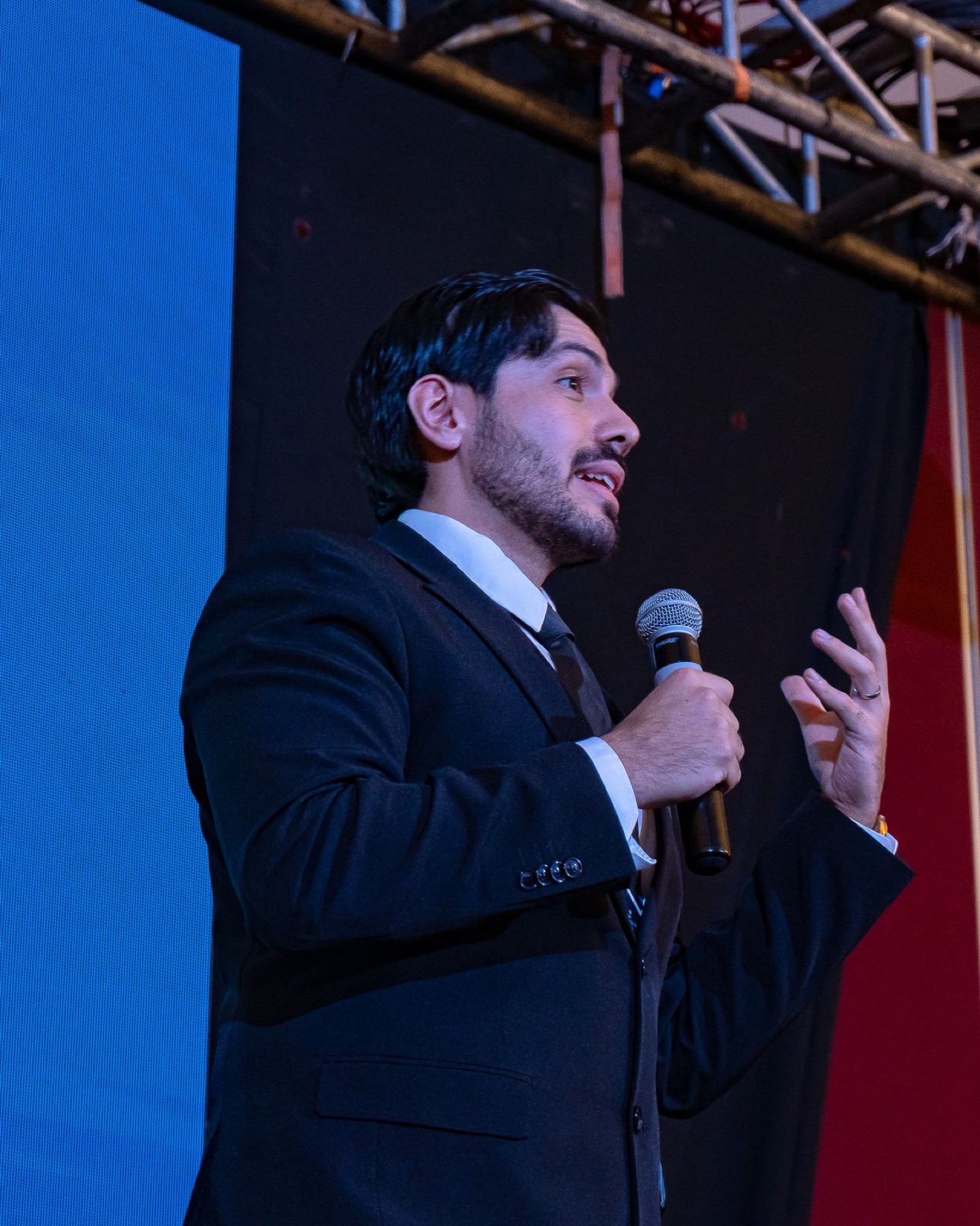 Dr. Gerardo Dávalos durante una conferencia médica