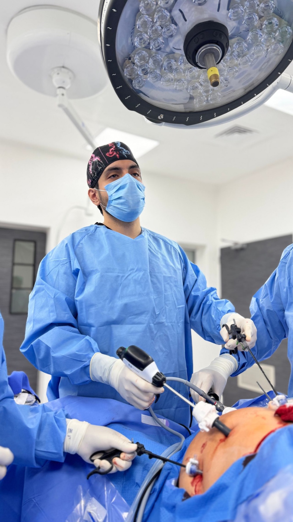 Dr. Gerardo Dávalos realizando cirugía laparoscópica