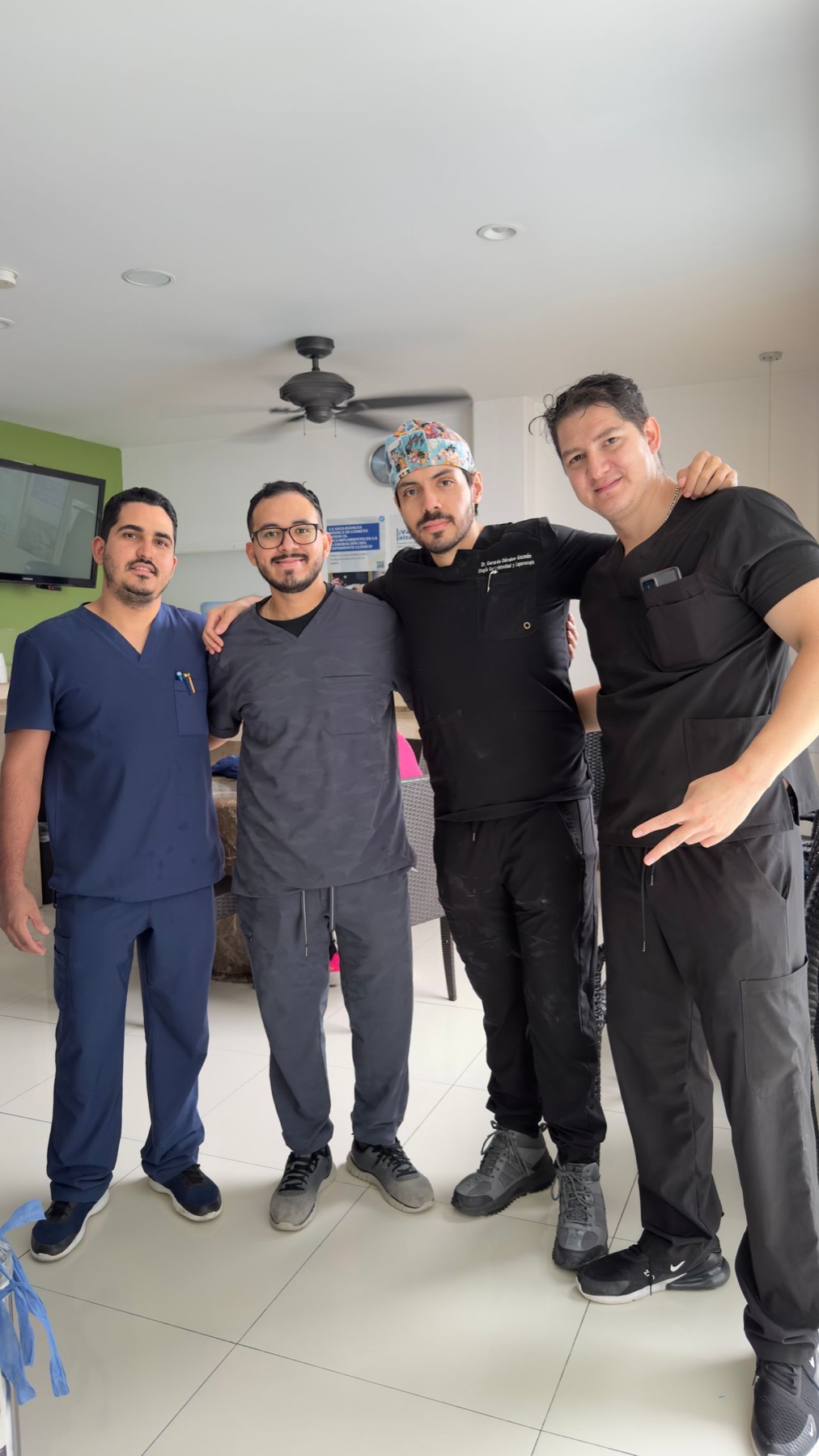 Dr. Gerardo Dávalos con equipo médico